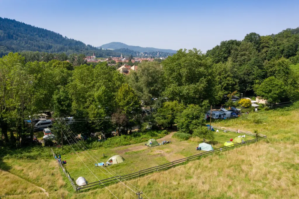 Camping Hirzberg | Idyllisch naturnah  und mitten in Freiburg.
